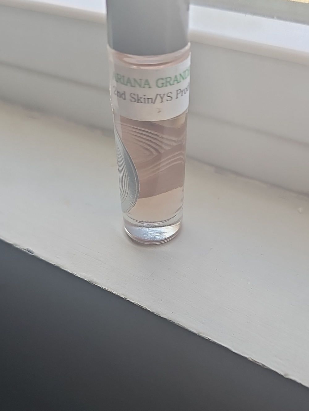 Ariana Grande Rollerball Perfume - Pale Pink & Silver